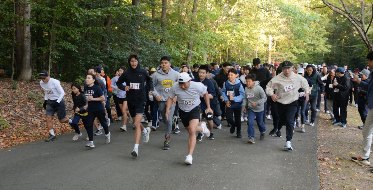 힘차게 출발하는 선수들