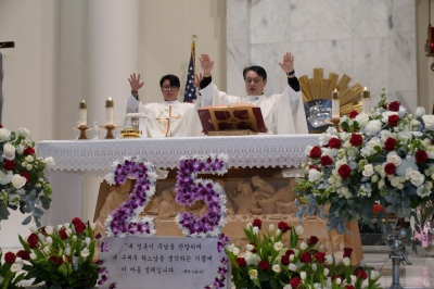 은경축 미사를 집전하는 배하정 다니엘 주임신부(우)와 양동욱 대건 안드레아 보좌신부